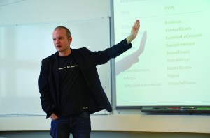 Arno Kotro opettamassa.