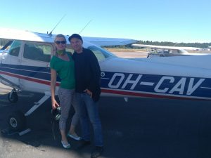 Heli Kotro ja Arno Kotro Malmin lentokentällä.