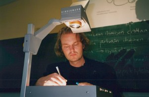 Arno Kotro opettamassa.