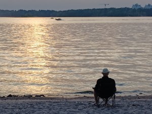 Pihlajasaaren uimaranta illalla.