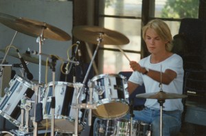 Arno Kotro soittaa Espan lavalla rumpuja.